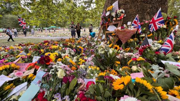 Britanikët vajtojnë Mbretëreshën, një minutë heshtje një ditë para funeralit