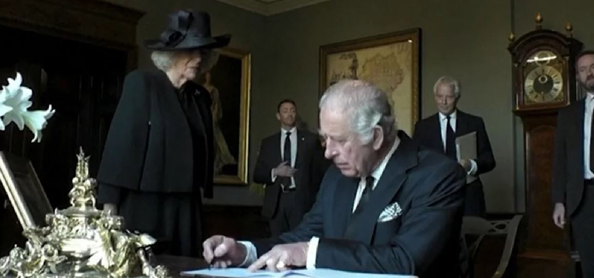 VIDEO/Stilolapsi për të firmosur lëshon bojë, momenti i sikletshëm kur nervozohet Mbreti Çarls