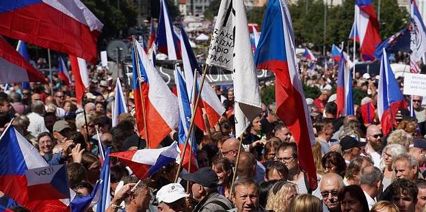 Protesta në Çeki, 70 mijë qytetarë në rrugë: Duam neutralitet, mos e mbështesni Ukrainën