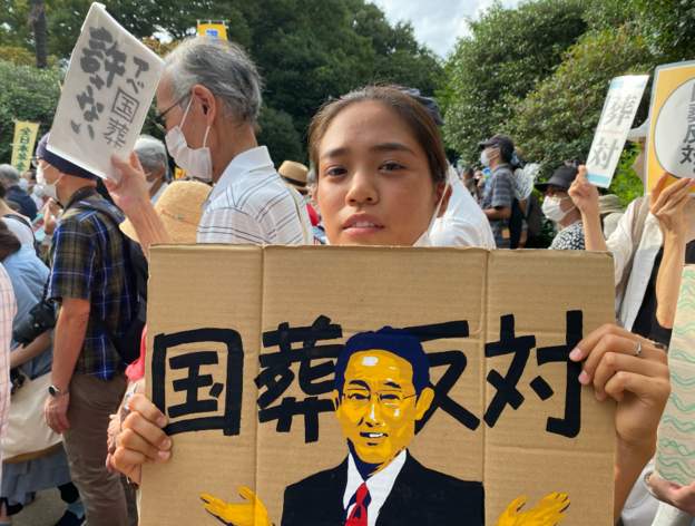 Funerali i Shinzo Abe nxit protesta në Japoni: Nuk ka bërë asgjë për njerëzit e zakonshëm