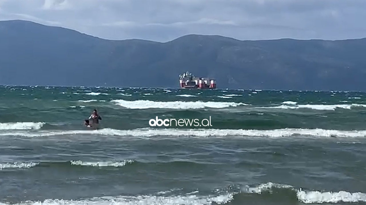 Moti i keq “përpin” Vlorën, por pushuesit zhyten në det