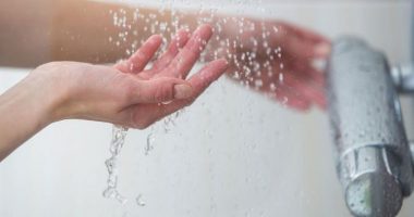 A mund të ndihmojë dushi i ftohtë në humbjen e peshës?