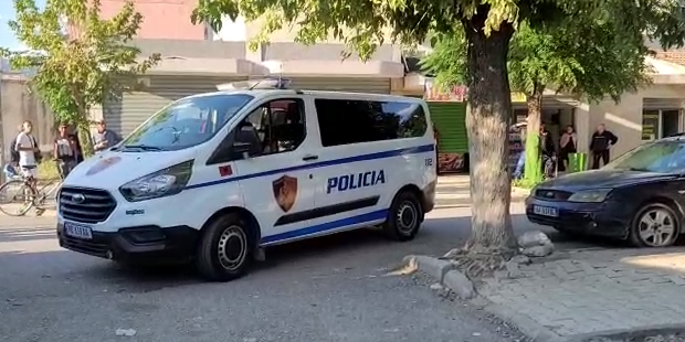 Sherr mes komshinjve në Elbasan, i moshuari kërcënon fqinjin me armë gjahu