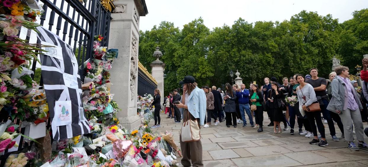 Lot dhe trishtim, pamjet “live” jashtë Buckingham, mijëra njerëz i bëjnë homazhe Elizabeth