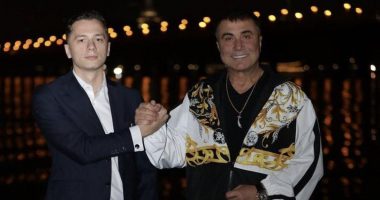 E zbritën nga avioni, njeriu i Sedat Pekerit po mbahet në Rinas. Kush është turku i famshëm Emre Olur, dyshohet se ka shtetësi shqiptare