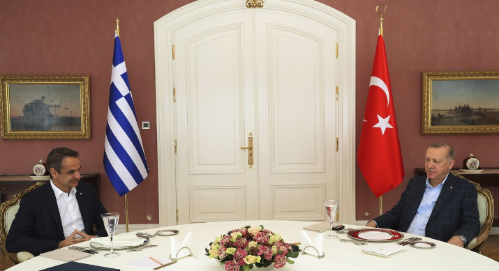 Të huaj në një tryezë, darka e sikletshme e dy liderëve, Edogani dhe Mitsotakis shmangin çdo kontakt me njëri-tjetrin