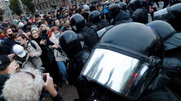 FOTO/ Protestat kundër mobilizimit ushtarak, policia largon me forcë rusët