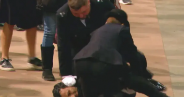 VIDEO/ Tentoi të prekte arkivolin e Mbretëreshës, një burrë arrestohet nga policia