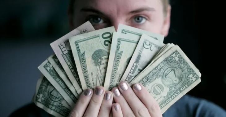 43% e grave shqetësohen për paratë çdo ditë, sipas një sondazhi të ri