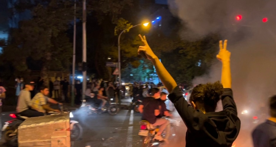 Vdekja e 22-vjeçares në duart e policisë, protestues dhe efektivë të vrarë në protestat në Iran
