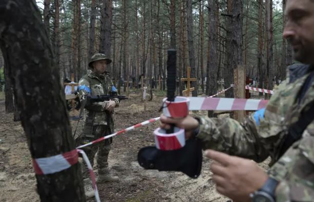 Masakër edhe në Izium, ushtarët ukrainas gjejnë varre masive në një pyll jashtë qytetit