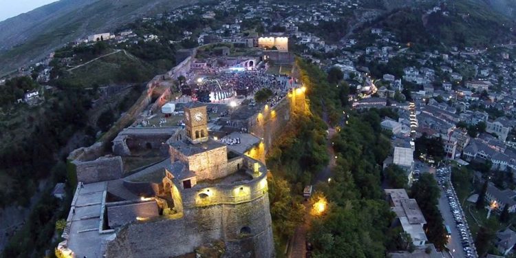 39-vjeçari grek rrëzohet nga muri i Kalasë së Gjirokastrës, dërgohet me urgjencë në spital