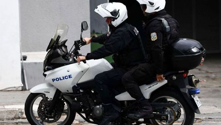 “Kundërmonte erë e keqe”, policia thyen derën dhe gjen të vdekur gruan, ishte e mbështjellë me jorgan, në kërkim autori