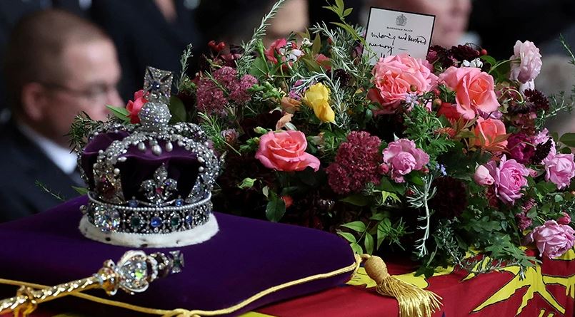 Kartolina me mesazhin prekës e Mbretit Charles në arkivolin e Elizabeth dhe lulja e veçantë në kurorë