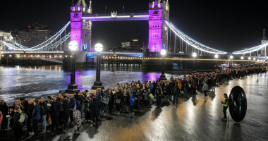 Me orët të tëra në radhë për t’i bërë homazhe Mbretëreshës, 1,000 britanikë marrin ndihmë mjekësore, 136 në spital