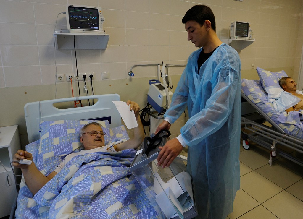 Ironia, rusët shkojnë në spital për t’u marrë votën ukrainasve që i kanë plagosur vetë