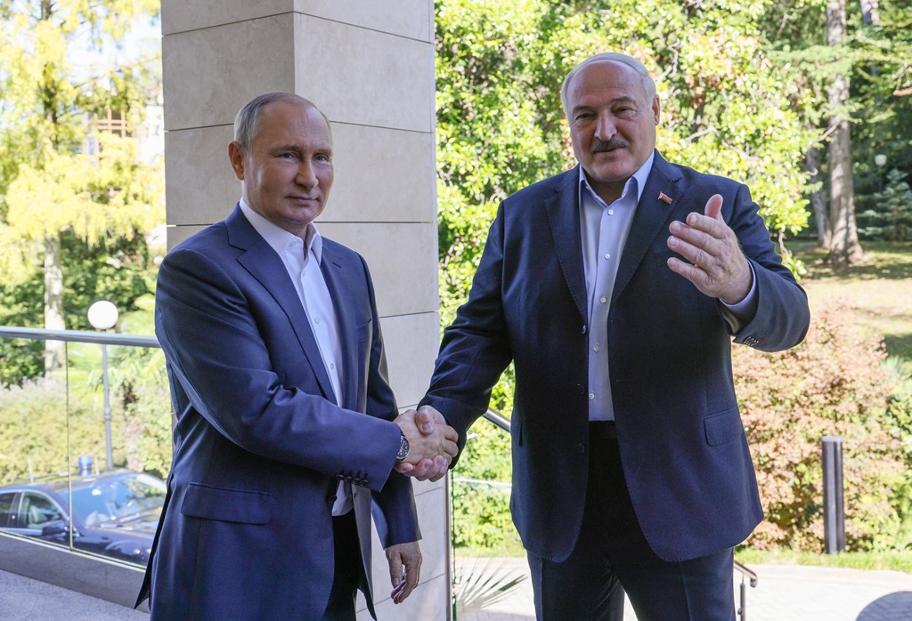 Rusët i largohen rekrutimit, Lukashenko: Të vrapojnë, janë 25 milionë të tjerë