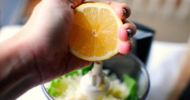 VIDEO/Mënyra interesante për të shtrydhur një limon pa e prerë atë