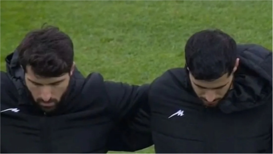 VIDEO/ Kokë ulur e xhupa të zinj për të fshehur stemën, lojtarët iranian kundër vendit të tyre