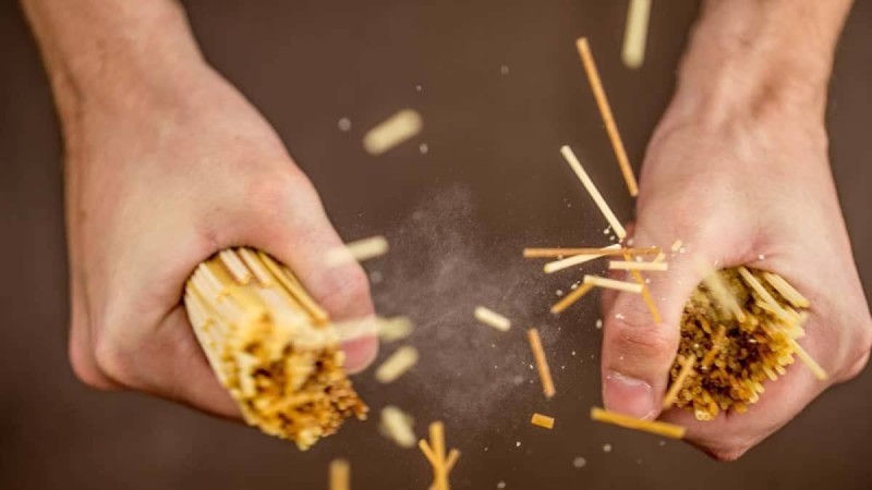 I thyeni spaghetti-t para gatimit? Ka një arsye pse nuk duhet ta bëni kurrë këtë gjë