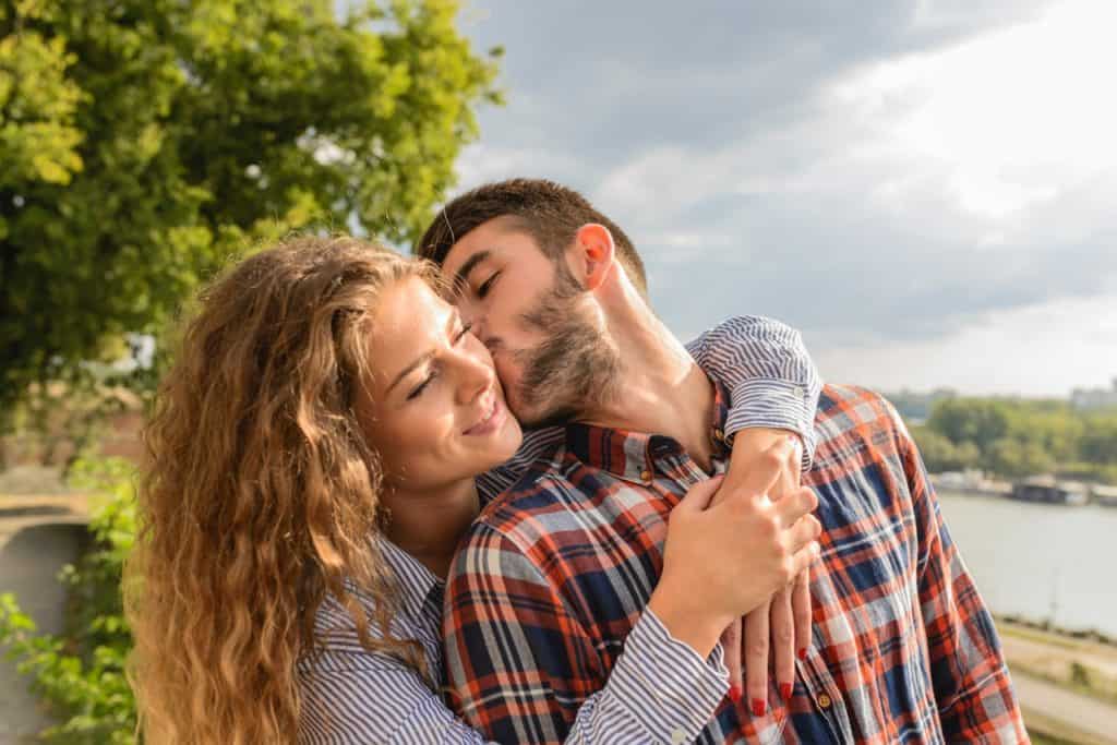 Studimi zbulon pse burrat tradhtojnë më shumë se gratë