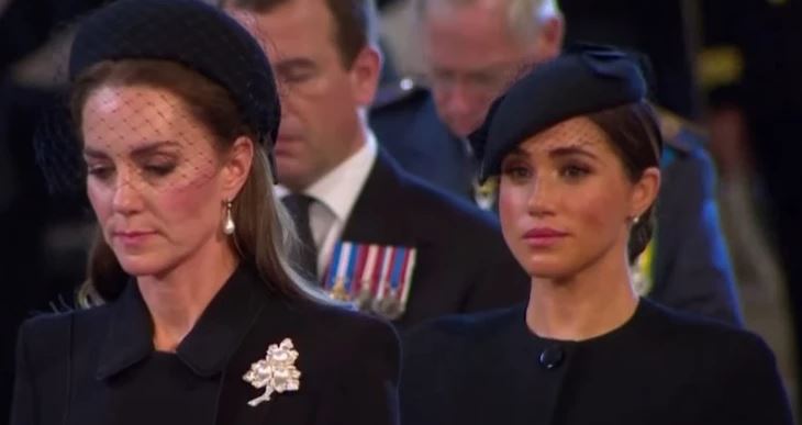 Lëvizja e Meghan drejt Kate kur pa arkivolin e Mbretëreshës po bën xhiron e rrjetit