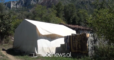 Tërmeti u dëmtoi shtëpinë, familja me 9 anëtarë në Malësinë e Krujës jetojnë prej 3 vitesh në çadër