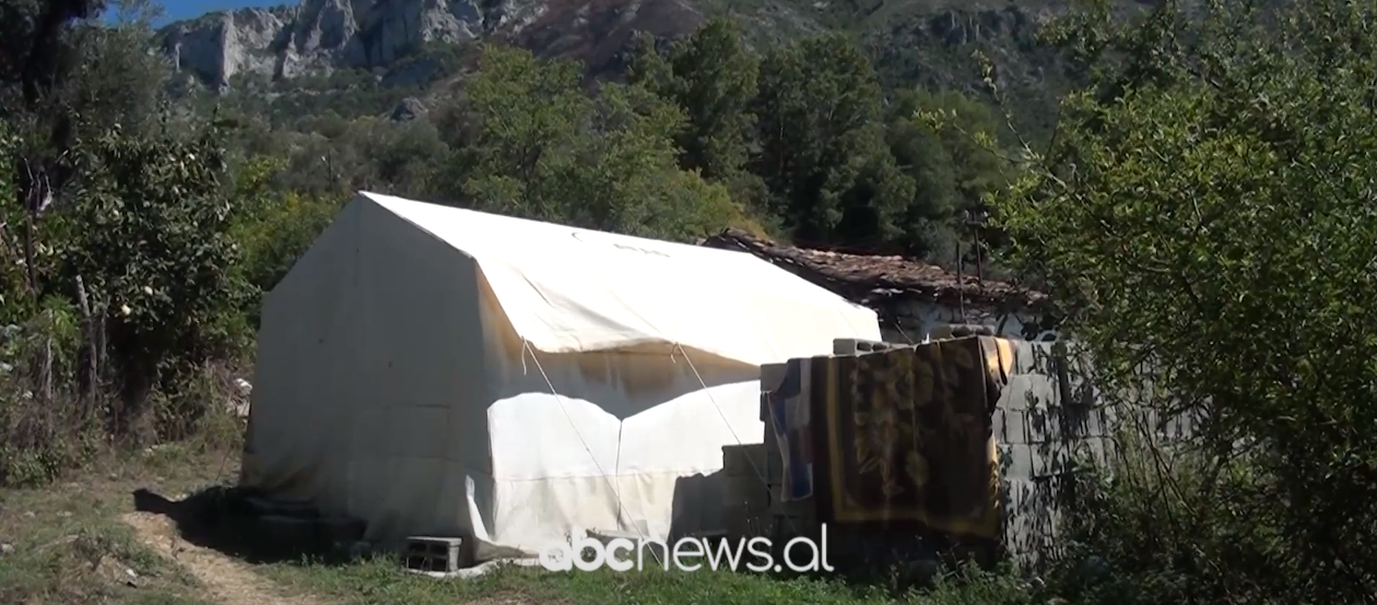 Tërmeti u dëmtoi shtëpinë, familja me 9 anëtarë në Malësinë e Krujës jetojnë prej 3 vitesh në çadër