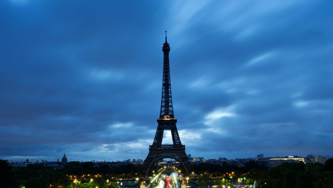 Kulla Eifel fik dritat në shenjë zie për vdekjen e Mbretëreshës Elizabeth II