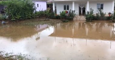 Reshjet e dendura përmbytin Shkodrën, banorët: Nuk janë pastruar kanalet