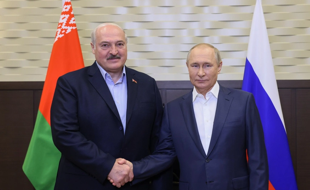 Çfarë loje po luajnë Putin dhe Lukashenko? Trupat ruse mbërrijnë së shpejti në Bjellorusi