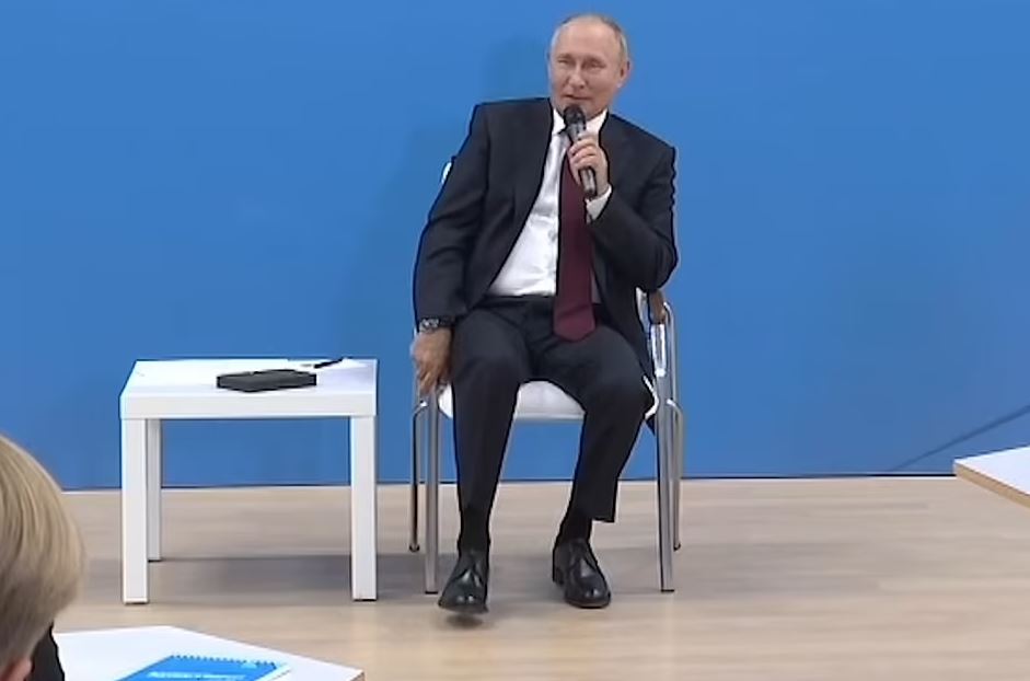 VIDEO/ Rëndohet shëndeti i Putinit? Presidenti rus lëviz gjymtyrët në mënyrë të pakontrolluar