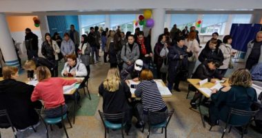 Shkojnë me armë derë më derë, si ushtarët rusë detyrojnë ukrainasit të votojnë pro referendumit