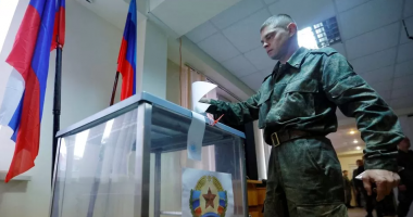 Referendumi i paligjshëm në Ukrainë, ushtarët rusë shkojnë derë më derë për të marrë votat