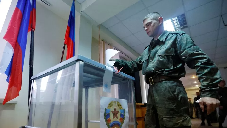 Referendumi i paligjshëm në Ukrainë, ushtarët rusë shkojnë derë më derë për të marrë votat
