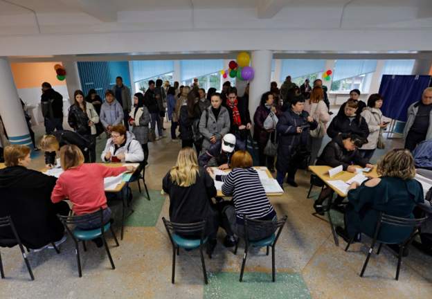 Shkojnë me armë derë më derë, si ushtarët rusë detyrojnë ukrainasit të votojnë pro referendumit