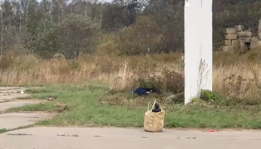 VIDEO/ Rusët gjejnë “shpëtim” tek alkooli, burrin e zë gjumi në mes të rrugës para se të shkojë në luftë