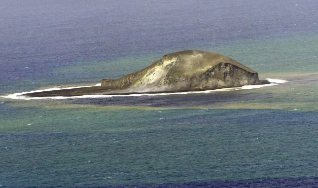 FOTO/ Vullkanet krijojnë një ishull të ri në oqeanin Paqësor