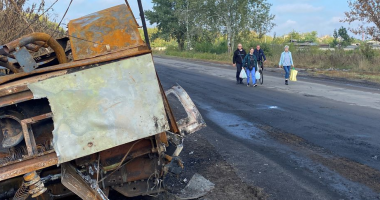 Ukrainasit kthehen në qytetet e shkatërruara pas tërheqjes së trupave ruse