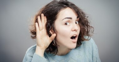 Bëni kujdes! Veshët e bllokuar janë simptomë për një sëmundje të rëndë