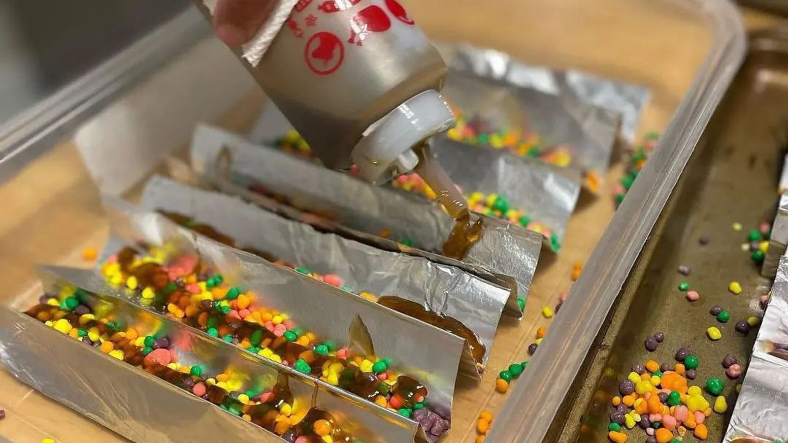 Ëmbëlsirat me kanabis “po tregtohen te fëmijët”, shiten gjerësisht përmes rrjeteve sociale