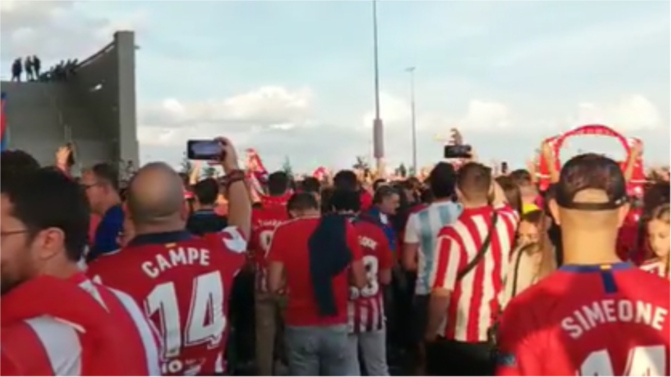 VIDEO/ Tifozët e Atleticos nuk përmbahen, kore raciste ndaj Vinicius: Ti je majmun!