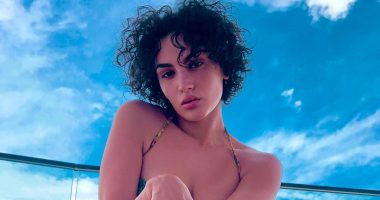 FOTO/ Zhvishet këngëtarja shqiptare, ndan fotot provokuese nga vaska