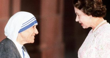 Princi shqiptar poston foton e rrallë të Mbretëreshës Elizabeth me Nënë Terezën