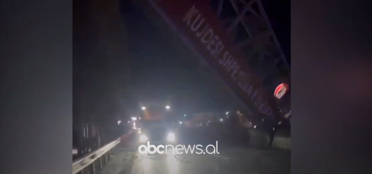 Dalin pamjet/ Kamioni shemb mbikalimin e këmbësorëve në autostradën Durrës-Tiranë, plagoset pasagjeri