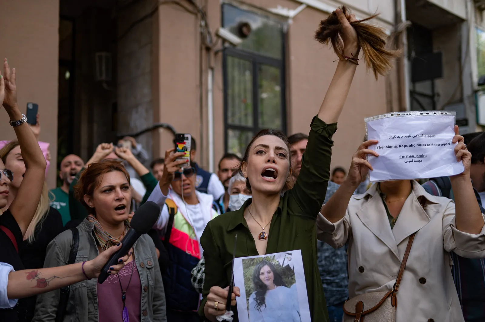 Gratë në botë presin flokët në shenjë proteste për vdekjen e 22-vjeçares Mahsa Amini