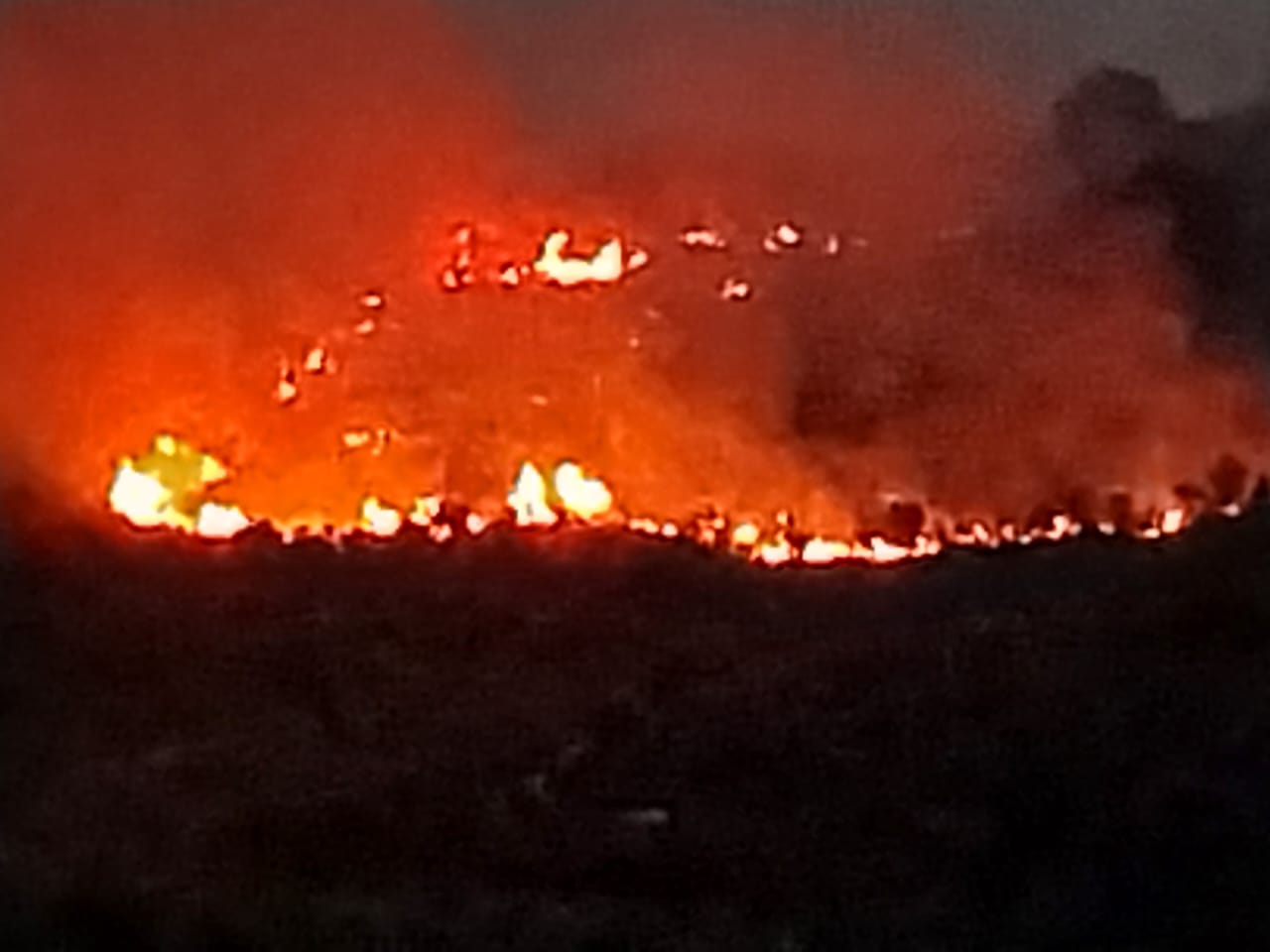 Vijon prej 24 orësh zjarri në Dukat, rrezikohen banesat