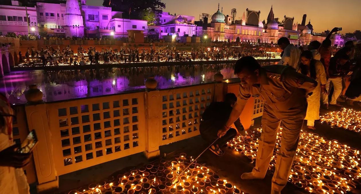 Qyteti i shenjtë indian ndez 1.5 milionë llamba, fiton rekordin botëror Guinness