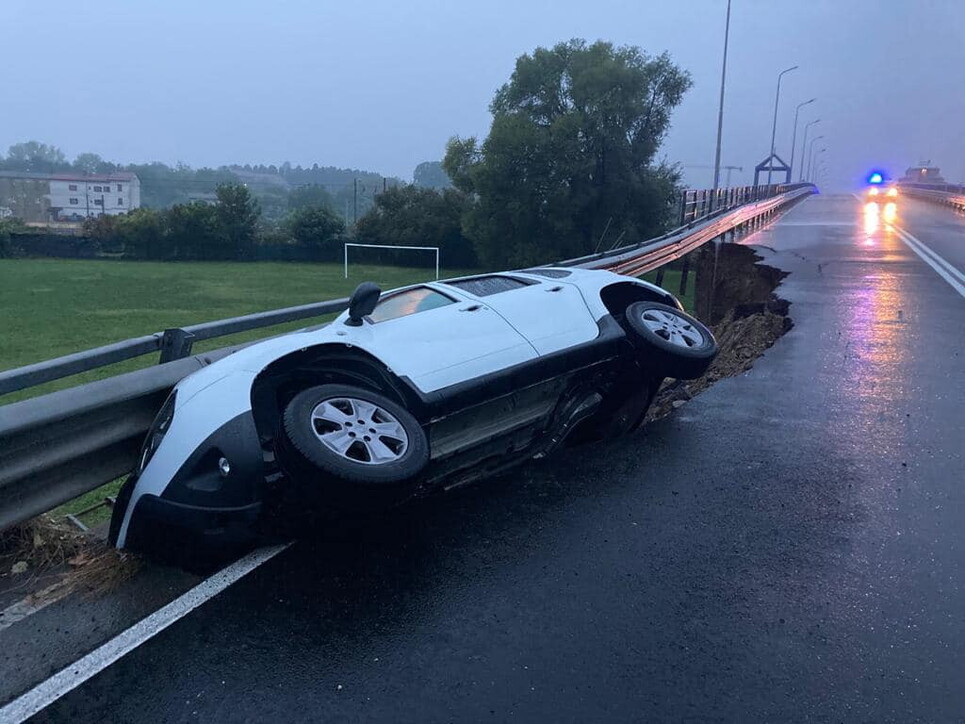 FOTO LAJM/ Shembet mbikalimi në Novara, “thith” makinën