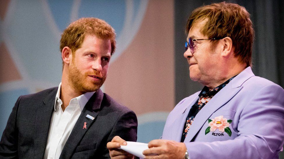 Princi Harry dhe Elton John paralajmërojnë Daily Mail: Do marrim masa për përgjimet telefonike